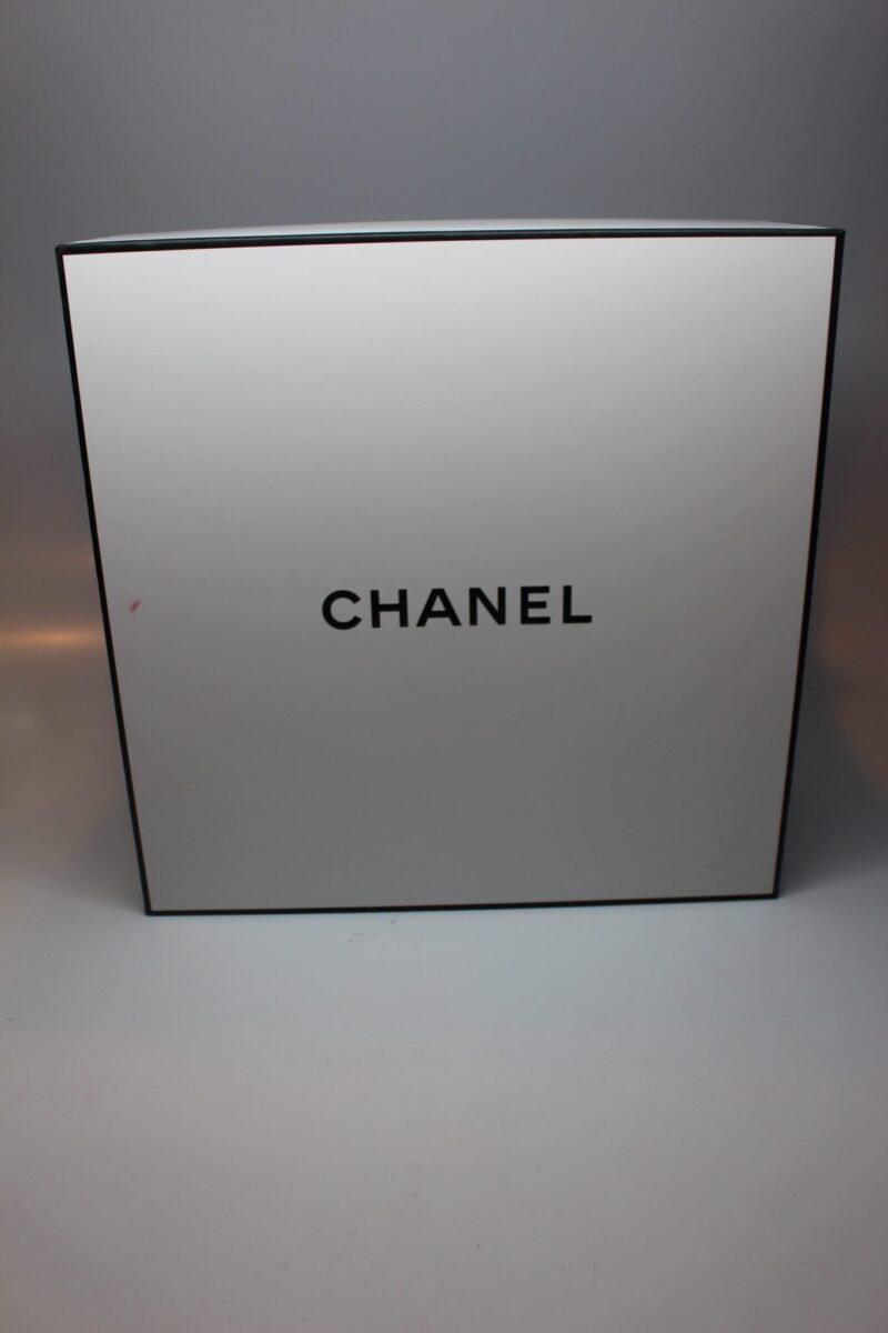 I ordered my Chanel Le Rouge Le Collection No.1, which arrived in this gorgeous Chanel Box