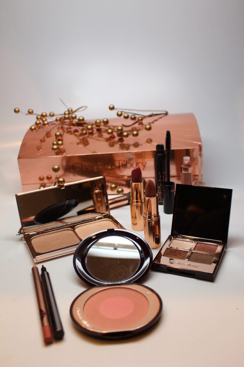 charlotte-tillbury-highlighter-bronzer-makeup-box-dolcevita-eyeshadow-mascara-lipsticks