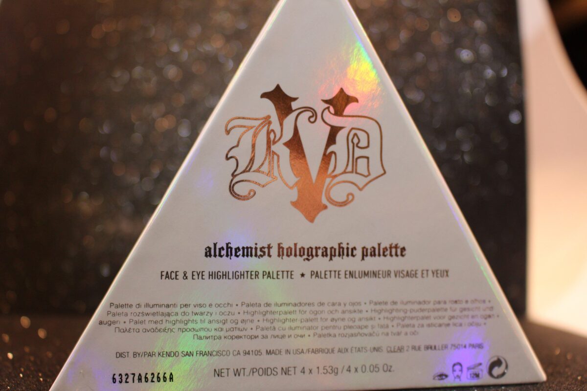 Even the back of the box has hologram details with the colors of the palette.