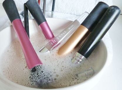 beauty-resolutions-clean-makeupbrushes-often