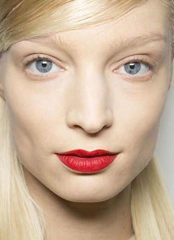 makeup-trend-trending-201-no-makeup-look-with-red-lips-red-lipstick-nomakeupmakeuplook