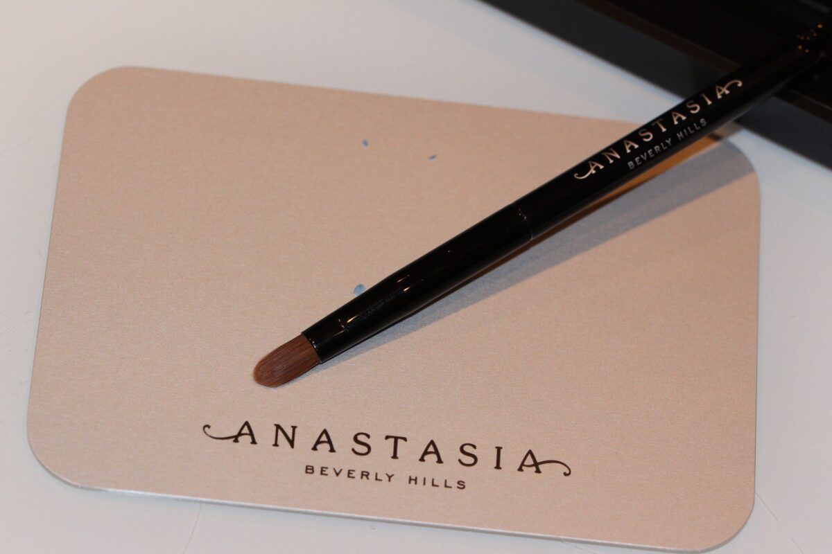 Anastasia-flat-lip-brush-on-duo-tool
