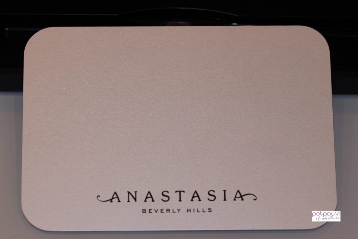 Anastasia-of-Beverly-Hills-mixing-plate-is-included