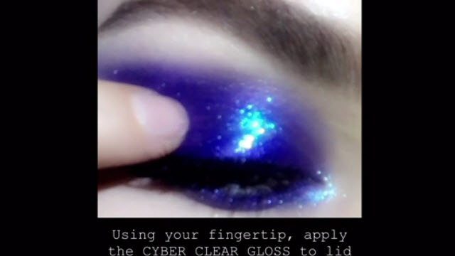 Pat-McGrath-ultraViolet-pigment-with-cyber-holographic-gloss