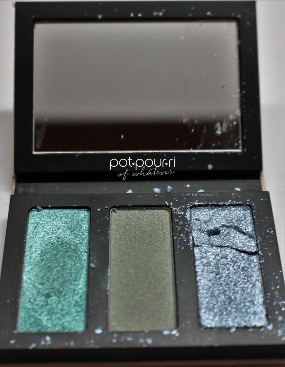 The Bobbi Brown Peace eyeshadow palette comes with a mirror