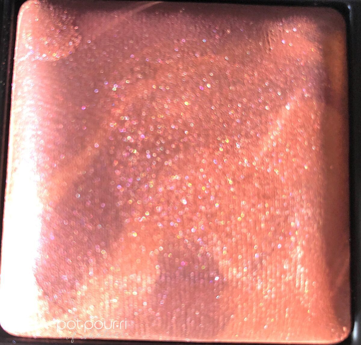 RISQUE IS A MARBLED HIGHLIGHTING POWDER