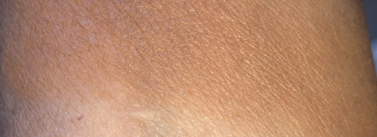 CHARLOTTE TILBURY AIRBRUSH BRONZER IN TAN SWATCHED