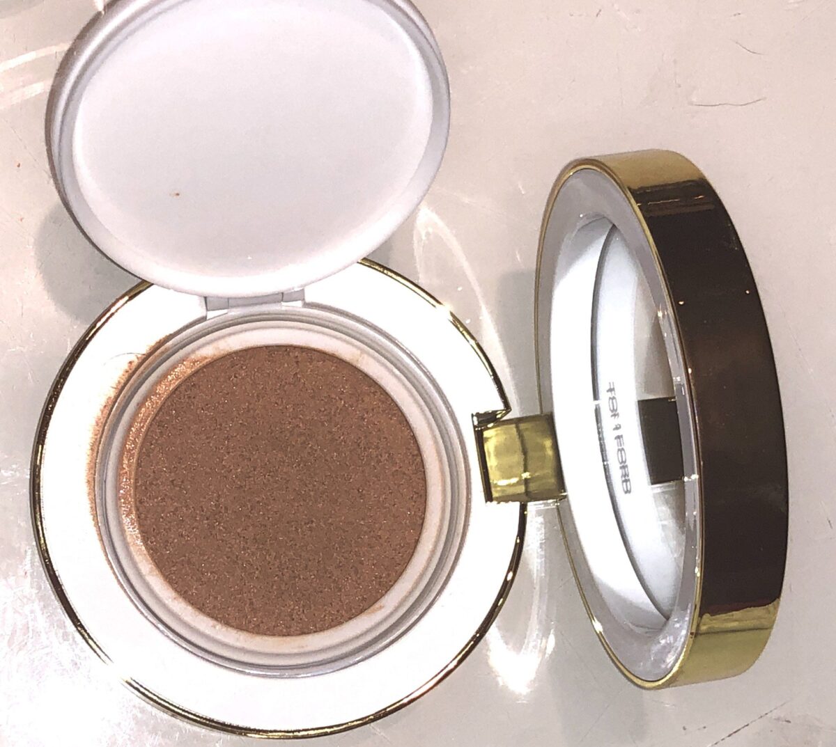 TOM FORD SOLEIL GLOW HYDRATING CUSHION COMPACT IN WAQRM BRONZE