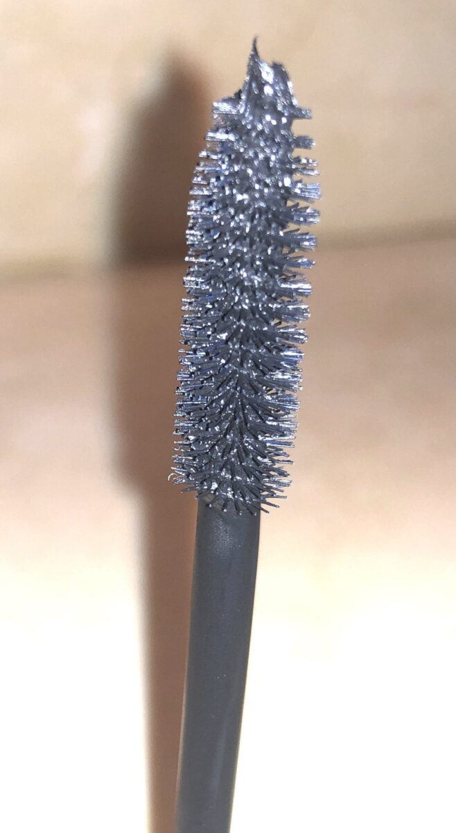 HOLD THE BRUSH VERTICALLY AND USE THE TIP FOR THE HARD TO REACH INNER CORNER LASHES