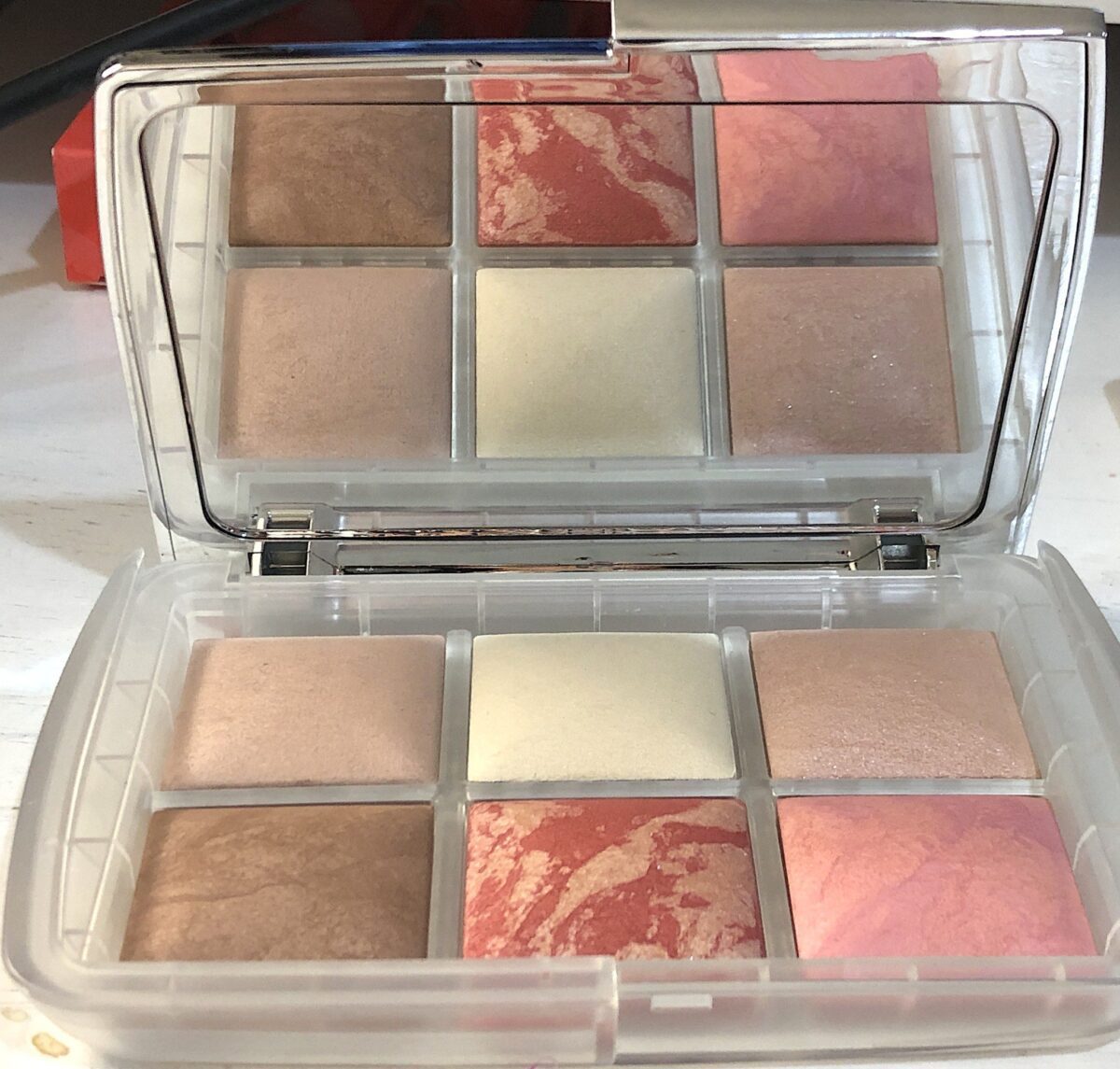 MIRROR AND POWDERS INSIDE THE AMBIENT LIGHTING EDIT GHOST PALETTE