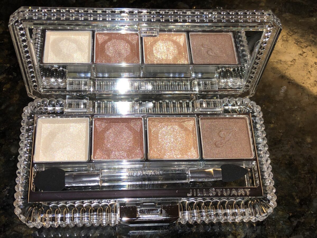 THREE SHADOWS ARE FACETED LIKE DIAMONDS, THE LAST SHADOW HAS A J IMPRINTED ON IT, AND THERE IS A BUTTON ON THE EDGE OF THE PALETTE, PUSH IT TO OPEN THE PALETTE