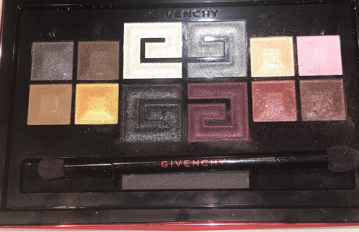 INSIDE THE RED EDITION HOLIDAY PALETTE