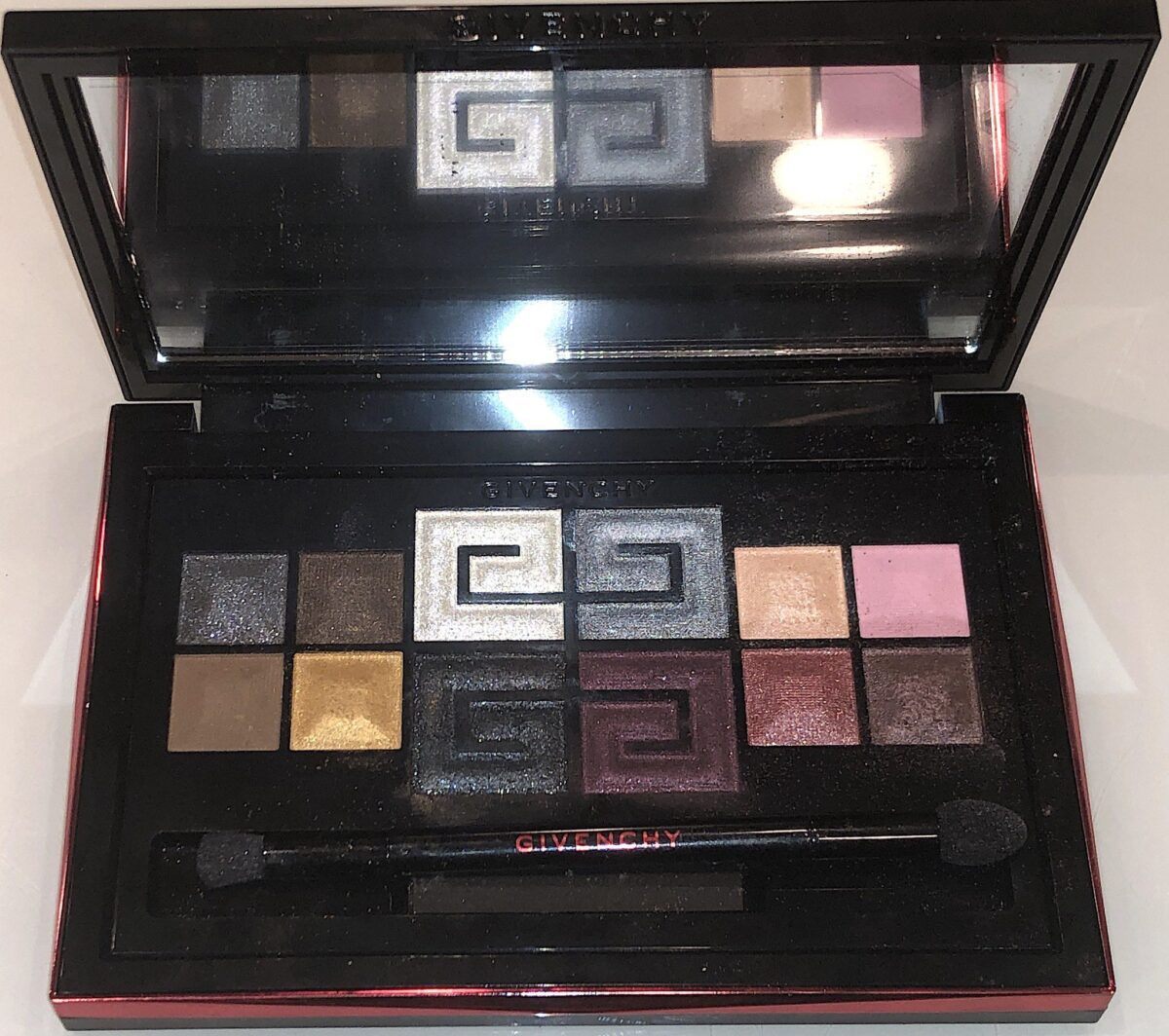 THE PALETTE HAS A LARGE MIRROR AND A DOUBLE ENDED EYESHADOW BRUSH