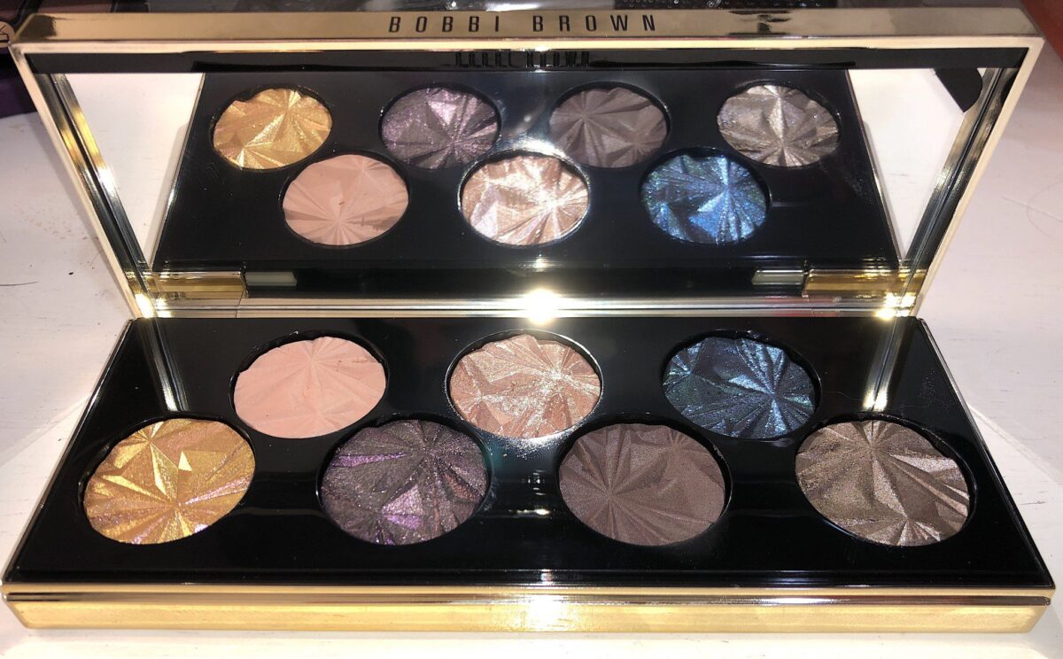 THE BOBBI BROWN LUXE GEMS EYESHADOW PALETTE OPENS TO A MIRROR AND SEVEN EYESHADOWS