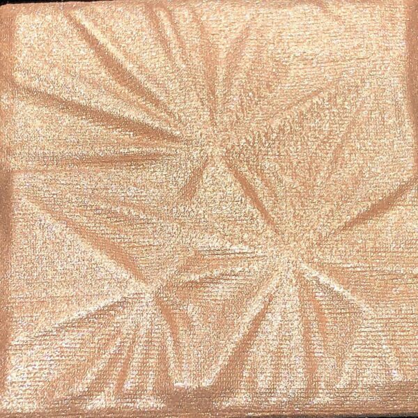 THE BOBBI BROWN LUXE ILLUMINATING HIGHLIGHTER IN THE SHADE GOLDEN HOUR