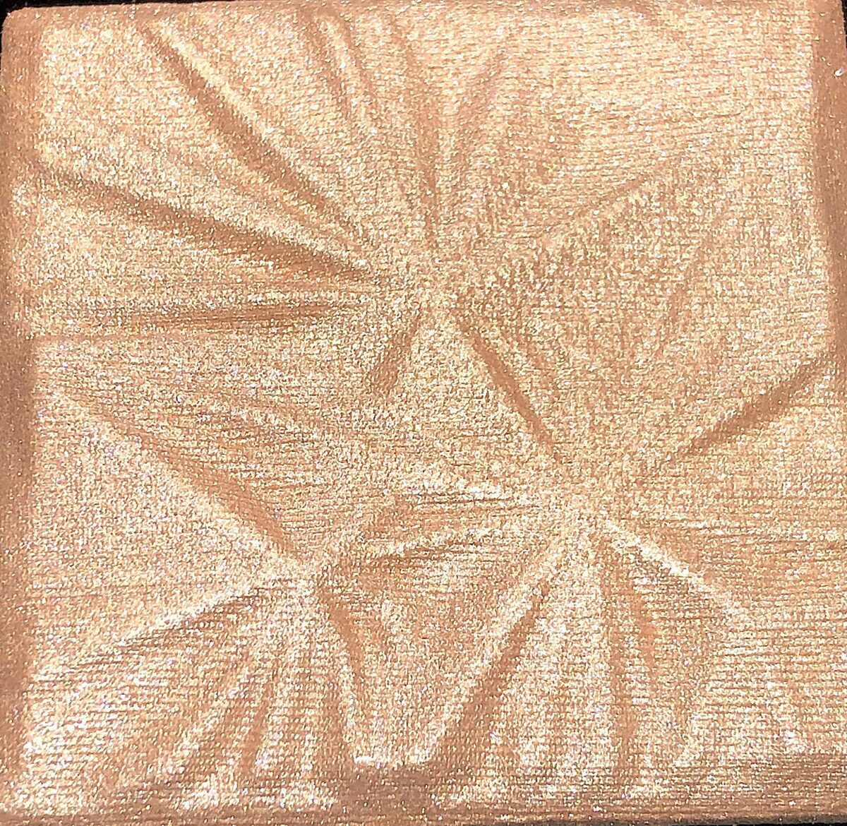 THE BOBBI BROWN LUXE ILLUMINATING HIGHLIGHTER IN THE SHADE GOLDEN HOUR