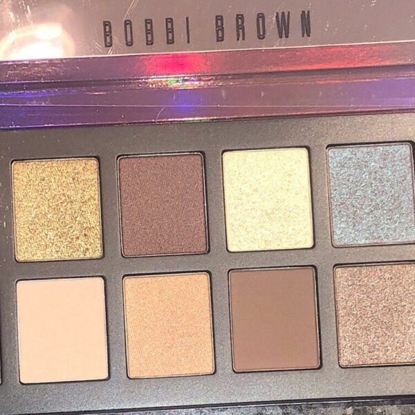 THE SHADES IN THE BOBBI BROWN EYESHADOW PALETTE "IN A FLASH"
