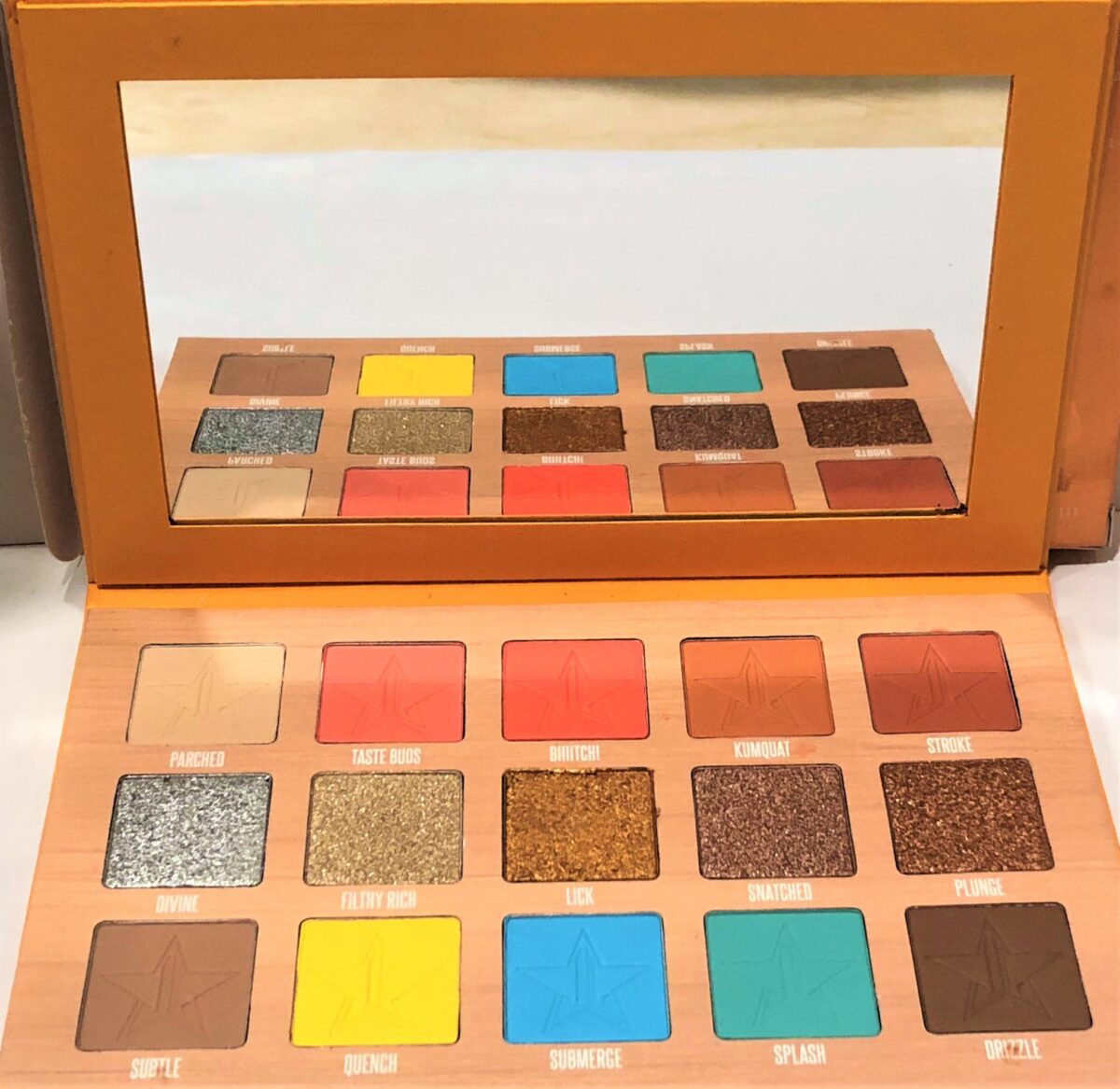 JEFFREE STAR THIRSTY EYESHADOW PALETTE INCLUDED IS A HUGE MIRROR AND 15 PANS OF VIBRANT EYESHADOWS