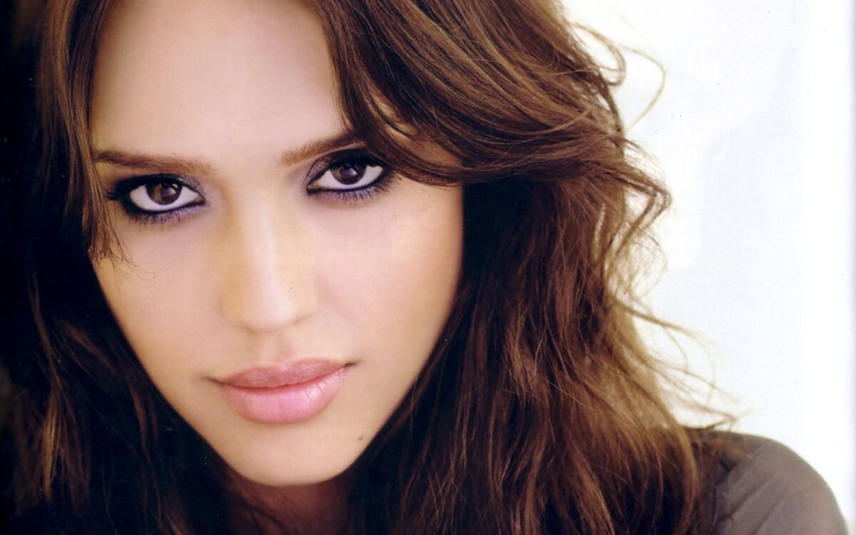 celebrity-makeup-tips-moms-jessica-alba-curled-lashes-tipped-wth-mascara
