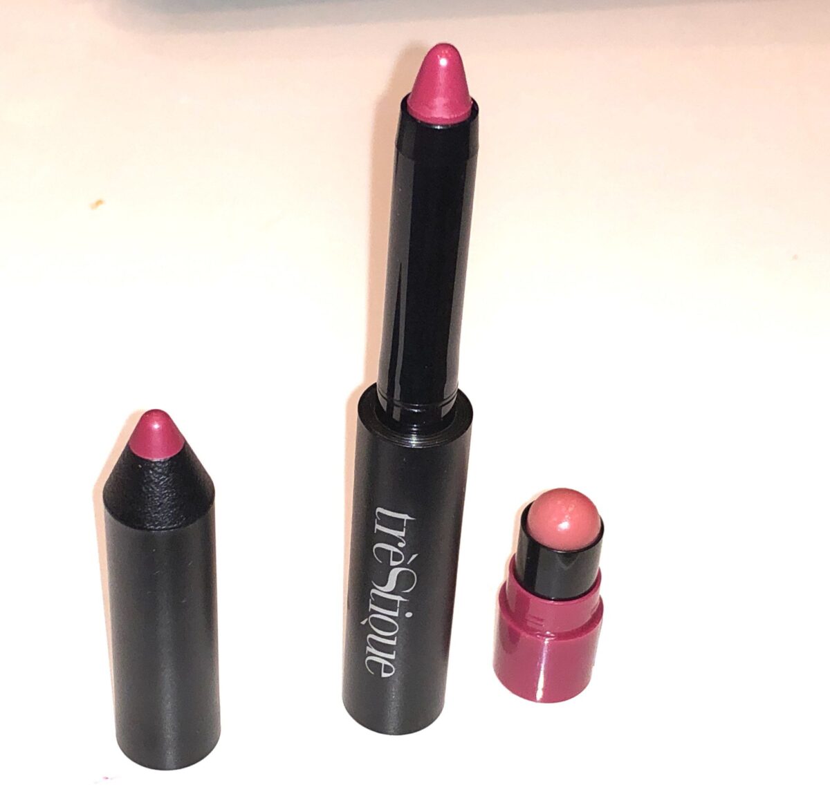 THE LIP CRAYON WITH LID AND LIP BALM