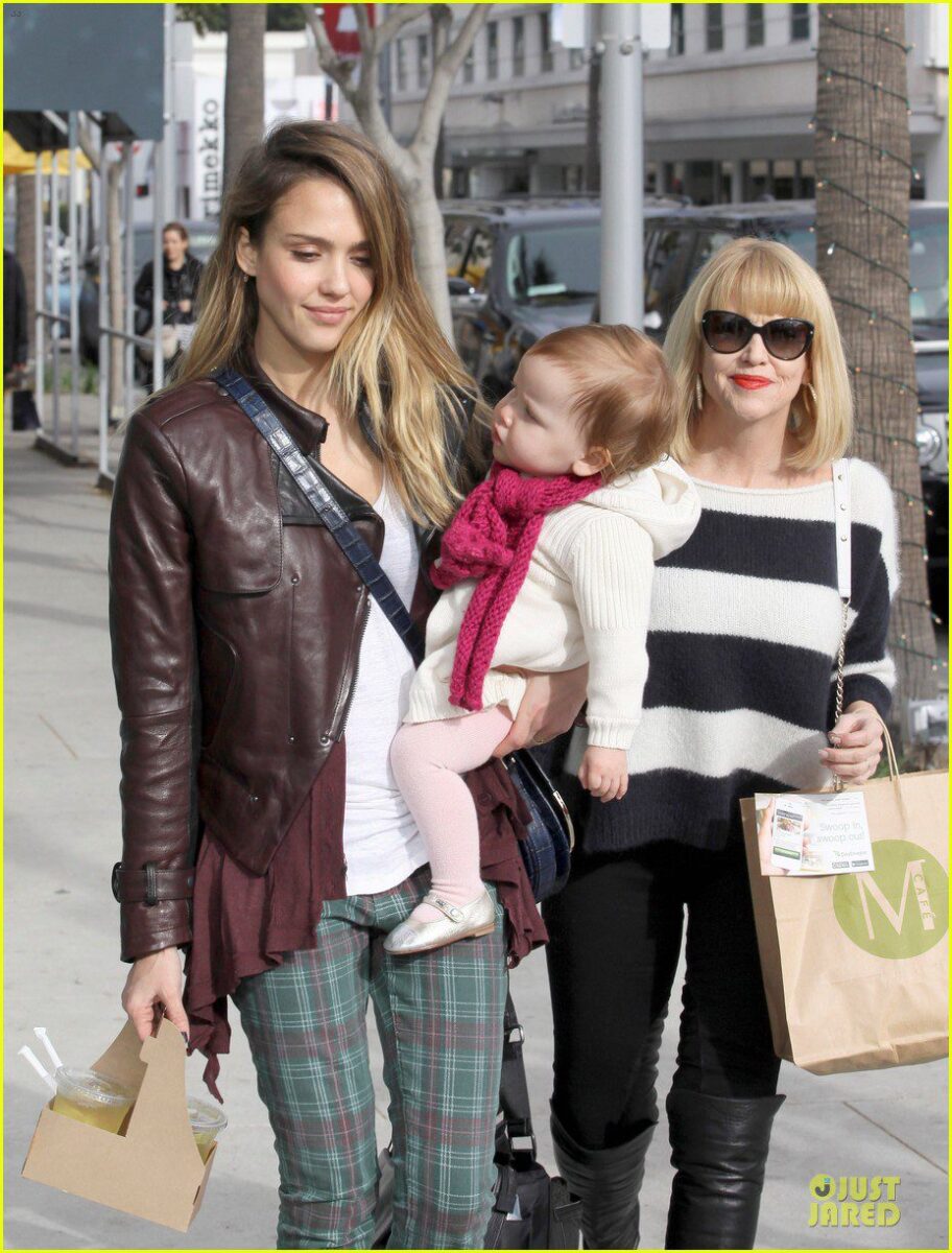 moms-beauty-tips-to-celebrity-daughter-jessica-alba-&-haven-last-minute-holiday-shopping-with-mother-catherine-