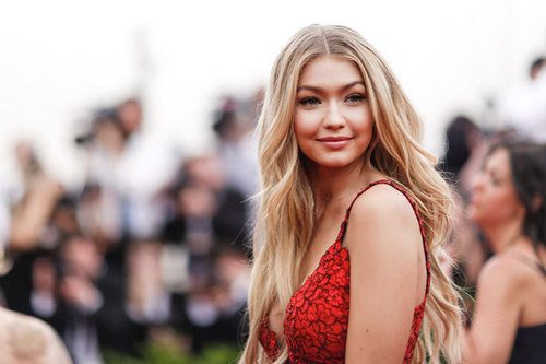 moms-of-celebrities-give-beauty-tips-to-their-daughter-gigi-hadid