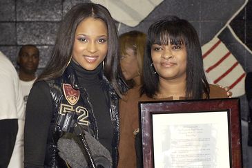moms-with-celebrity-daughters-give-them-beauty-tips-when-theywere-young-ciara-with-her-mother-jackie-harris
